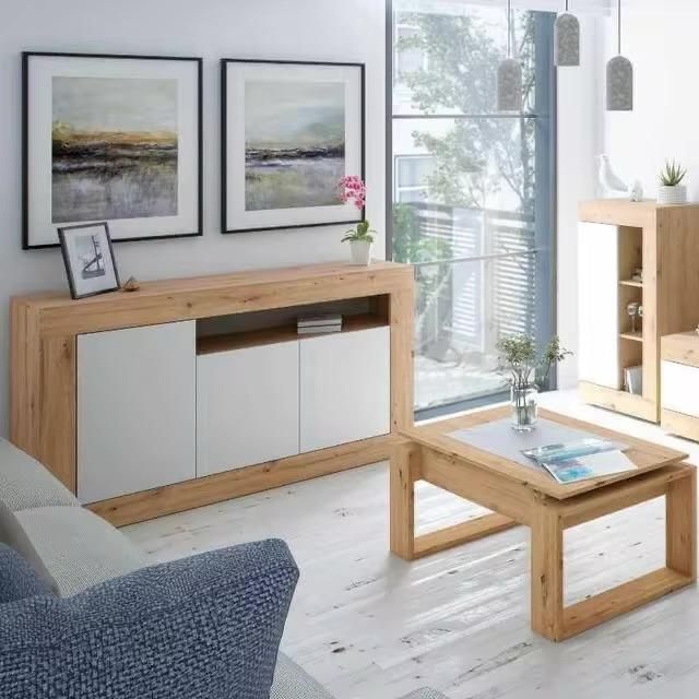 Un soggiorno con un divano e un tavolino da caffè