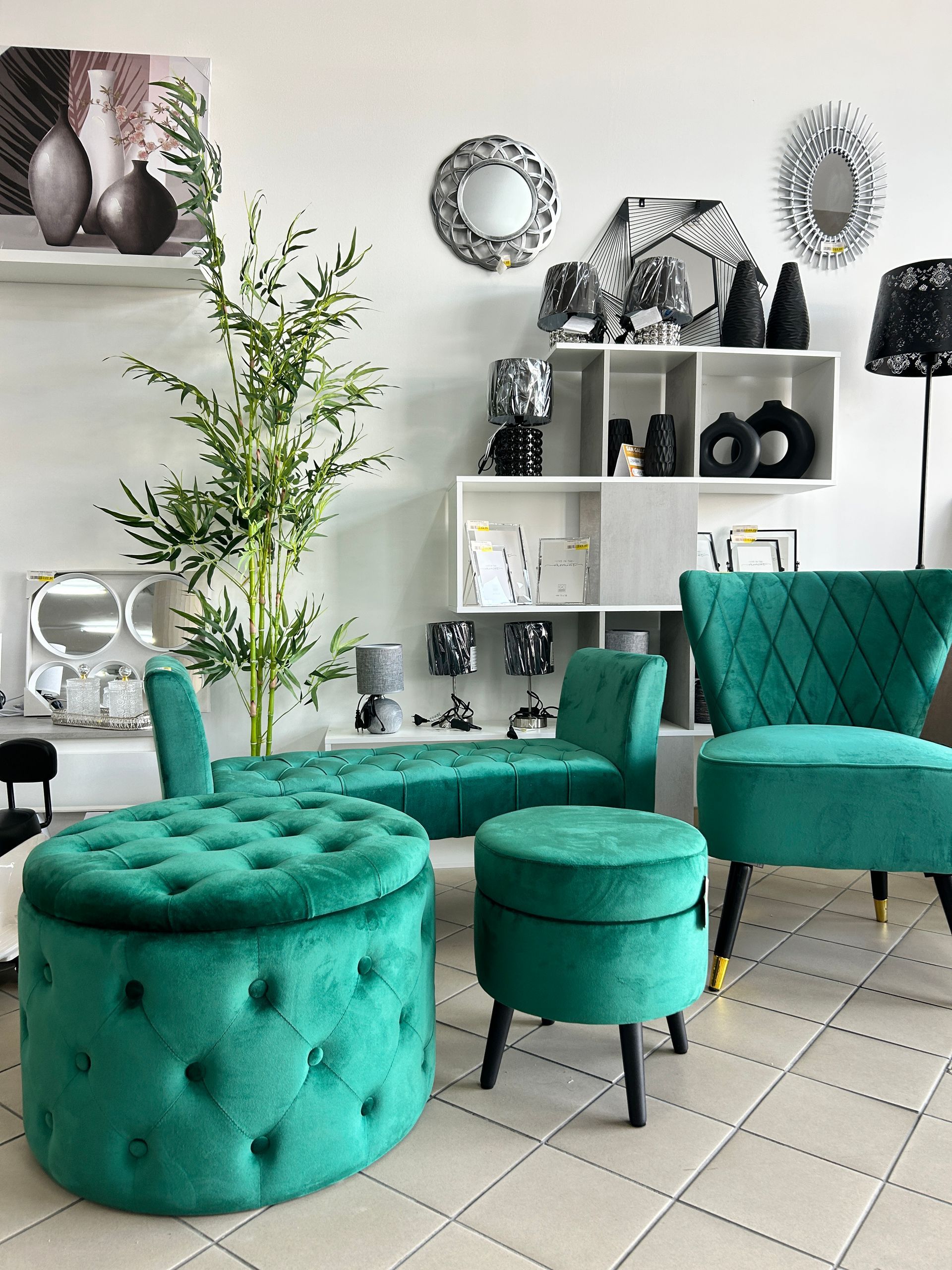 Un soggiorno con mobili verdi e un pouf verde