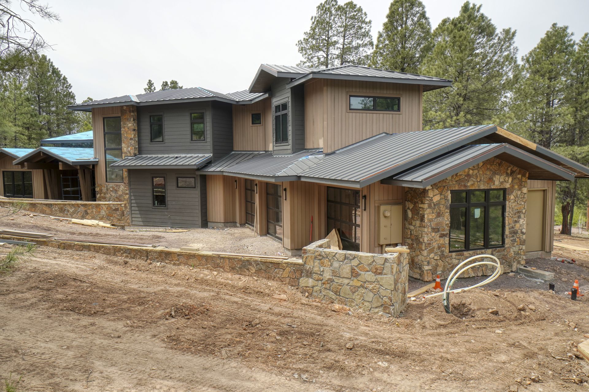 Nestled in the pines of Flagstaff just steps away from Forest Highlands golf course, this design melds beautifully with the environment.