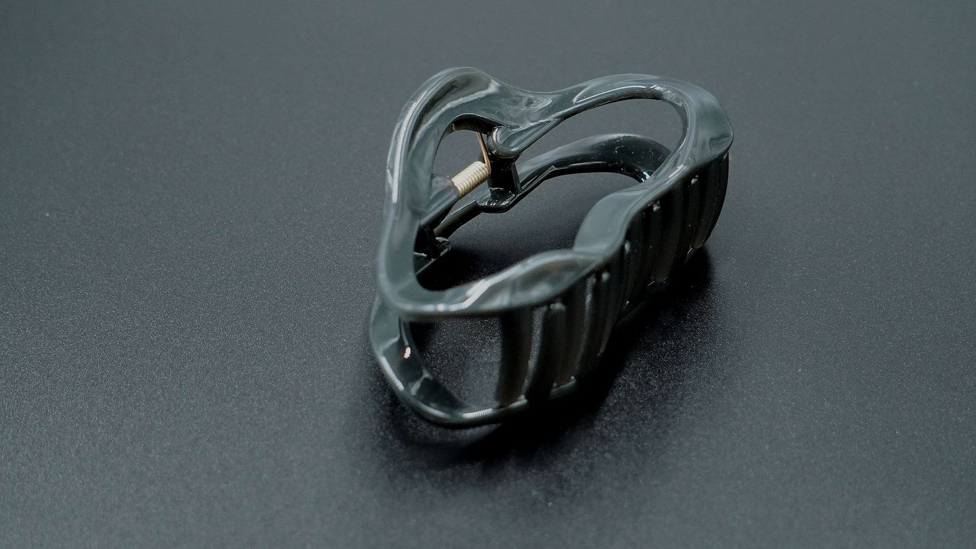 hair clip inEbony, curved design for textured or thick hair