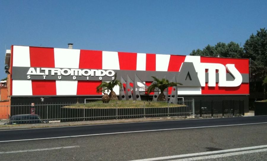 Insegna in polistirolo su edificio