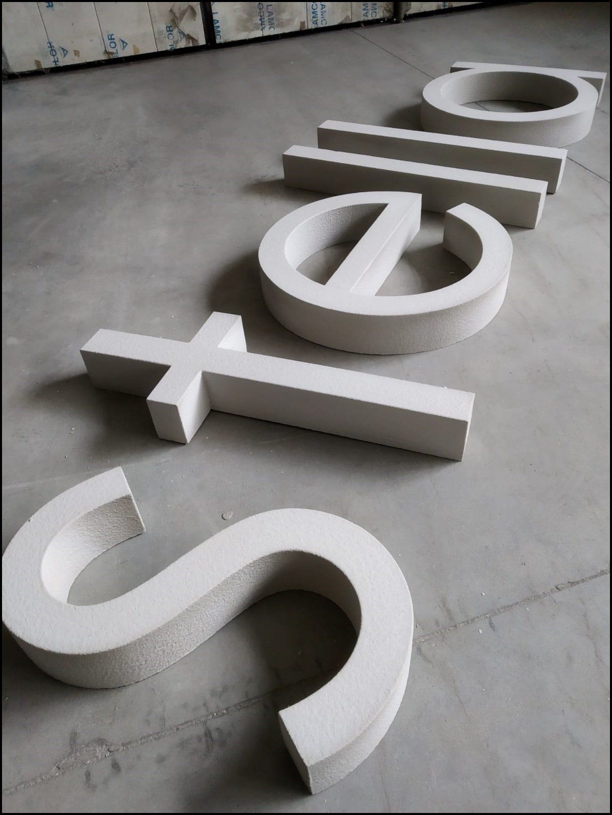 Insegna in polistirolo