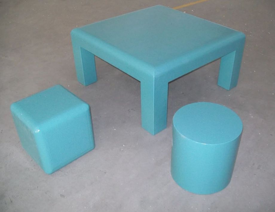 Tavolo e sgabelli in polistirolo