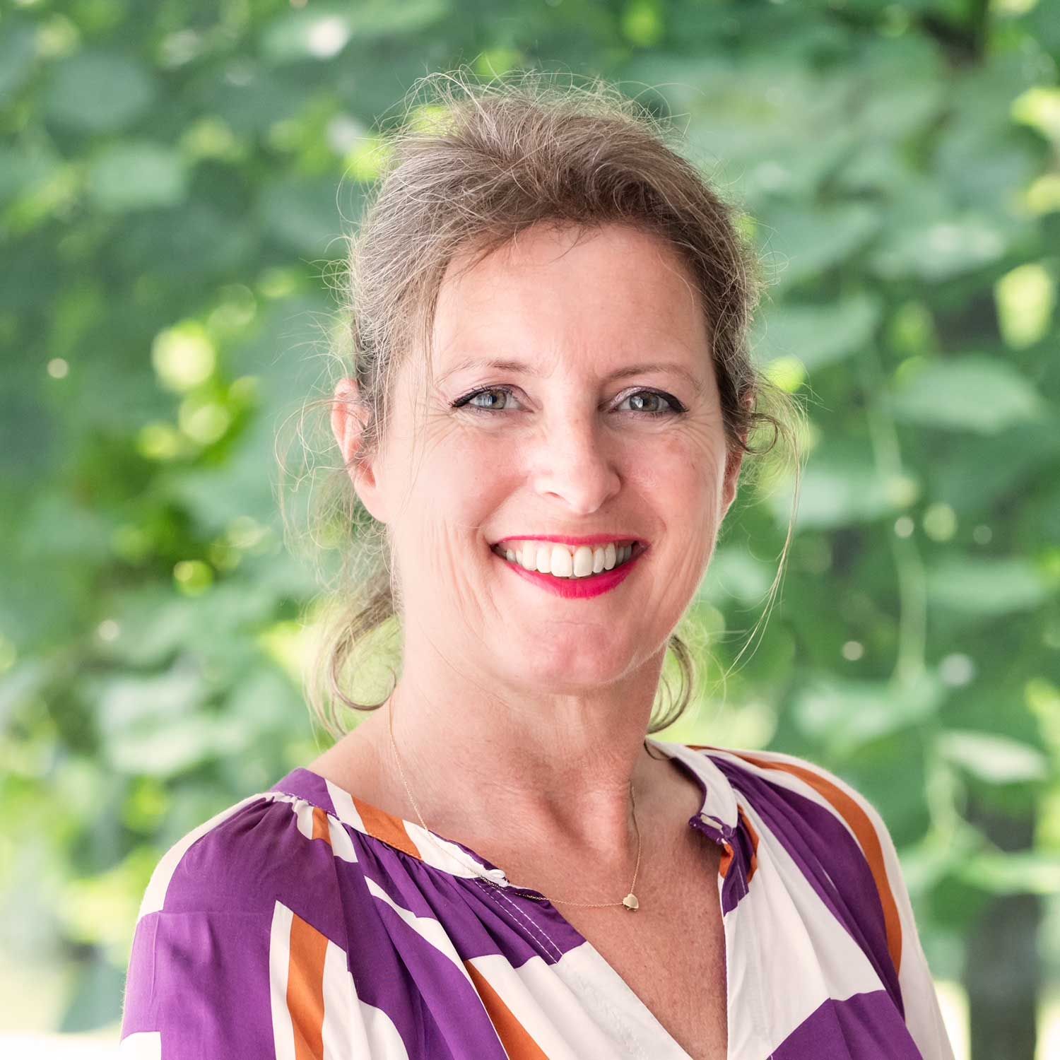 Portret van Annemieke Carpai, ceremoniebegeleider en uitvaartspreker