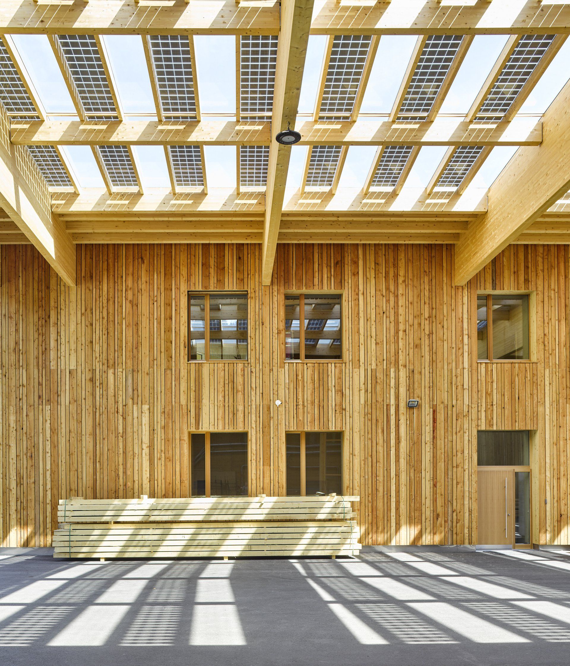 Holz in Lagerhalle aus Holz