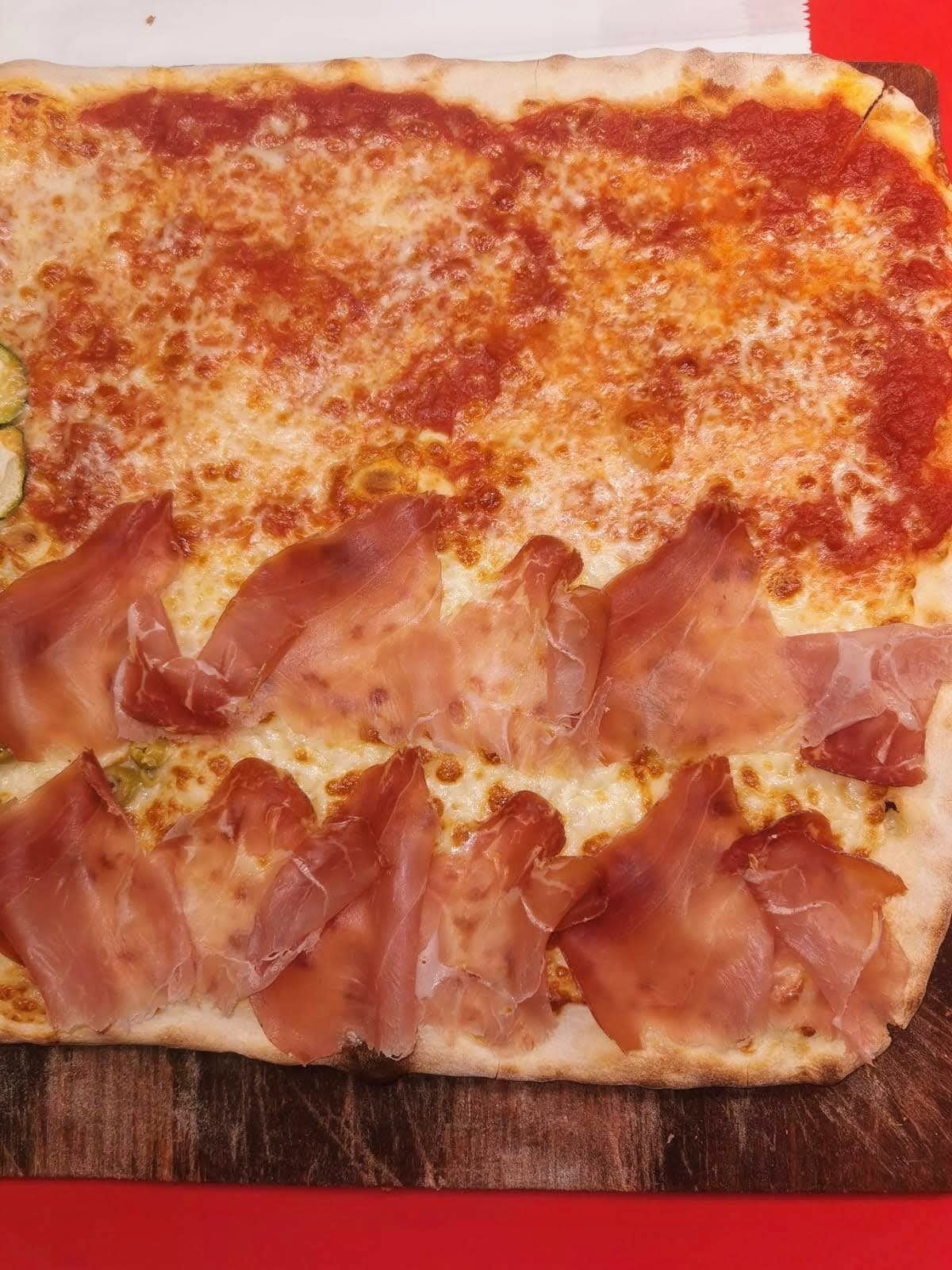 pizza a taglio con salame piccante