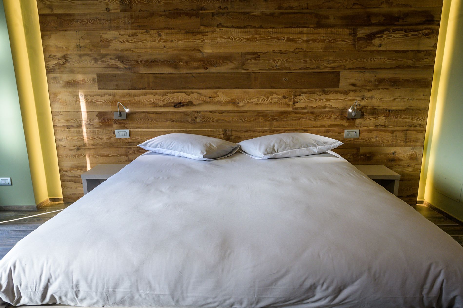 Letto con cuscini