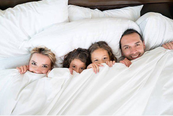 Une famille au lit