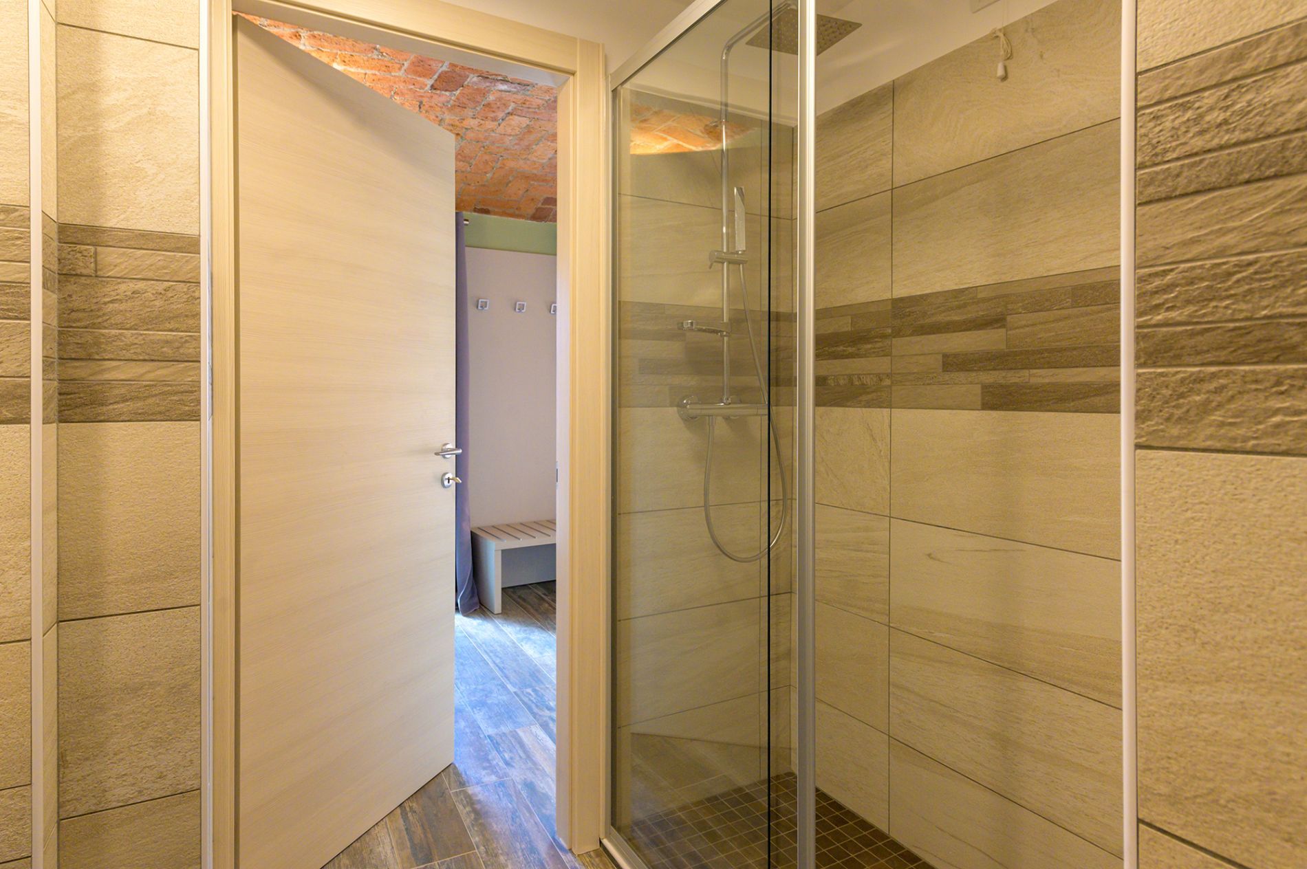 Salle de bain avec douche