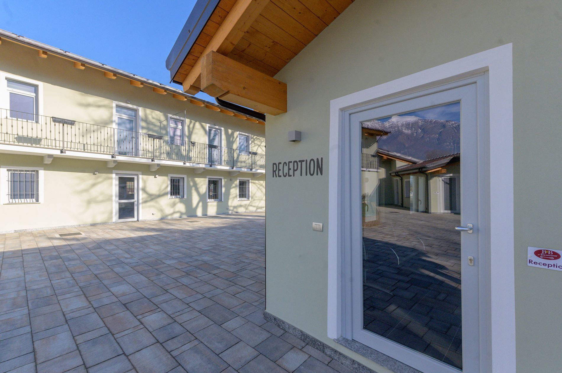Esterno reception