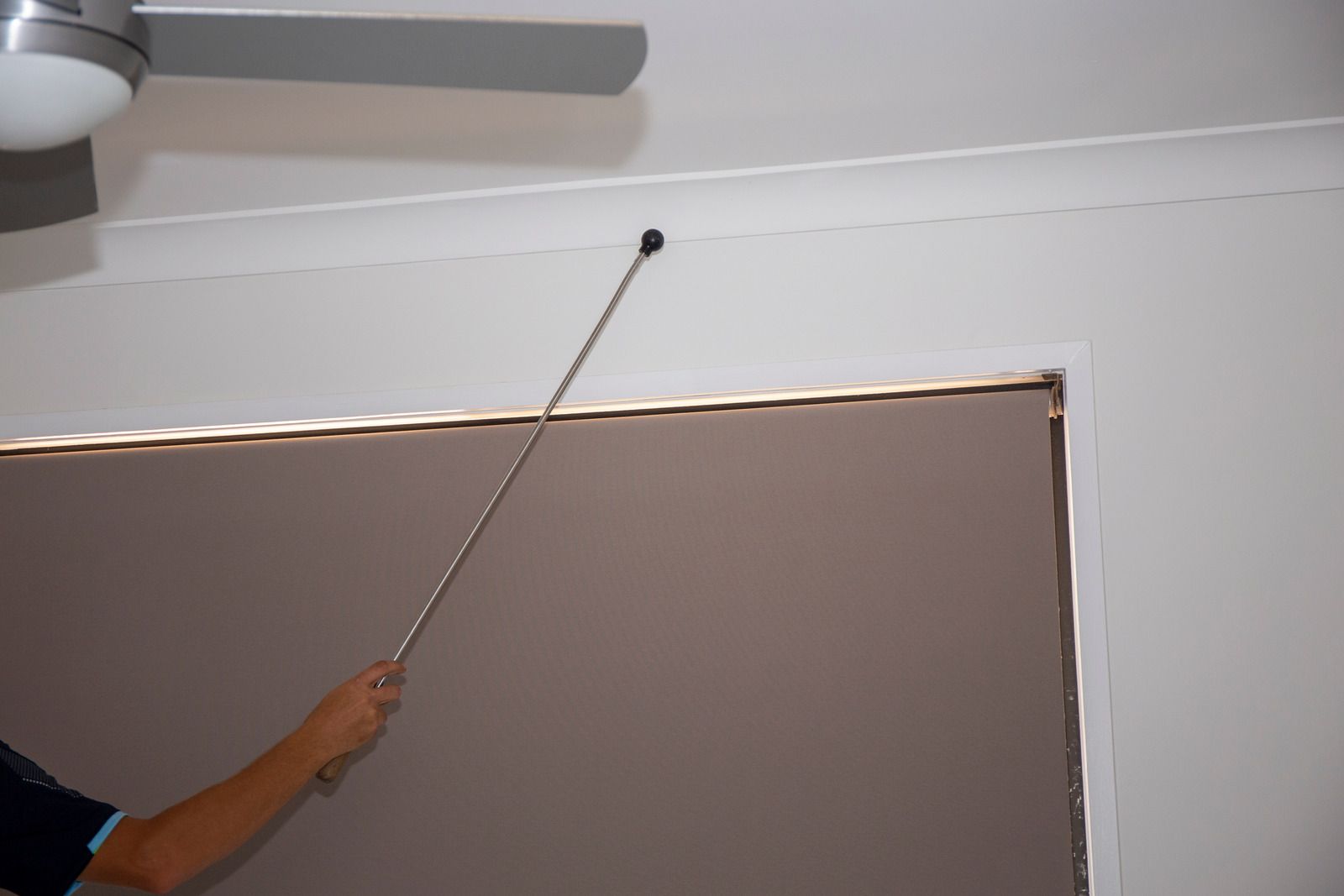 A wooden fence is sitting in the middle of a grassy field.