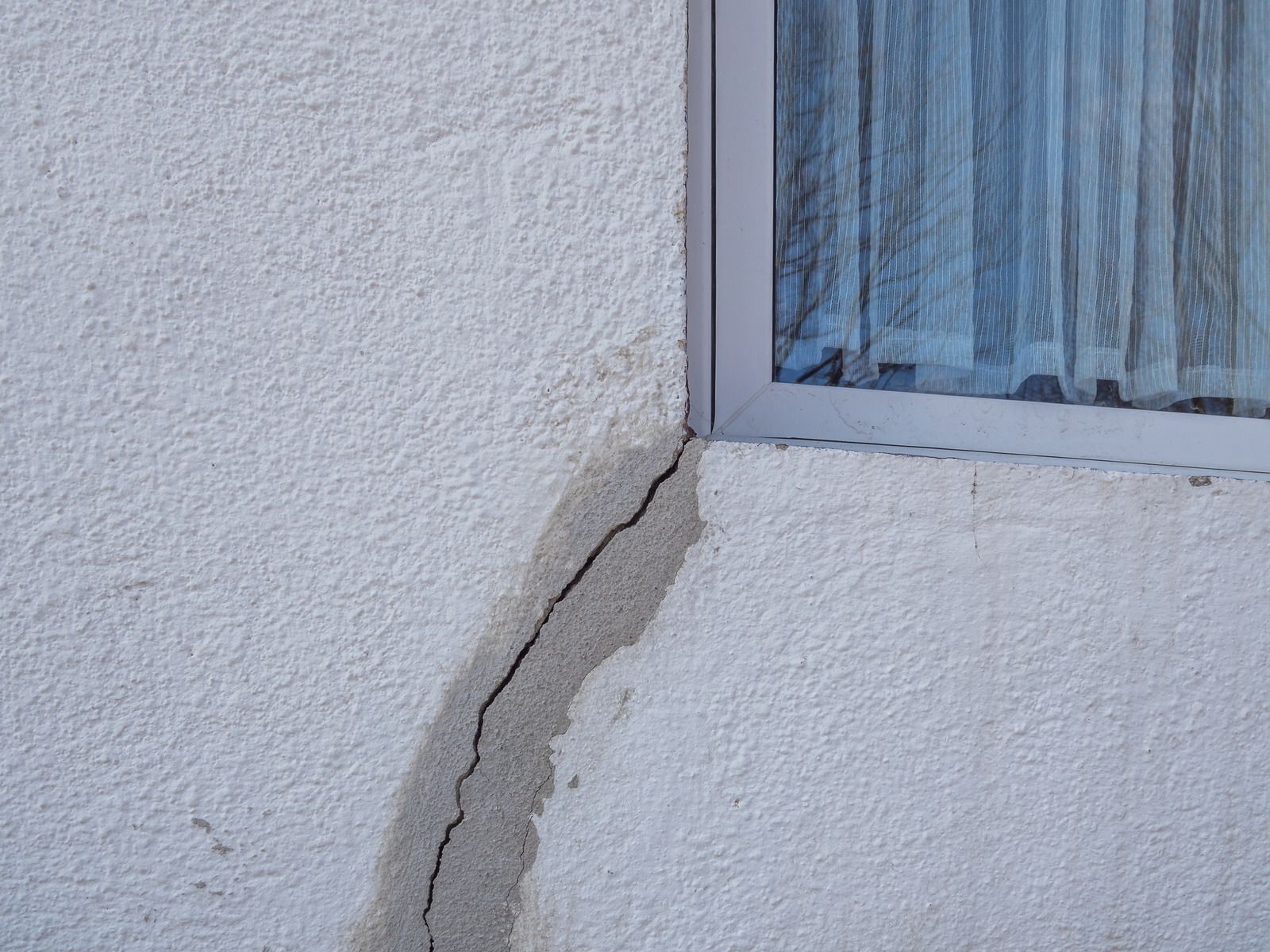 A wooden fence is sitting in the middle of a grassy field.