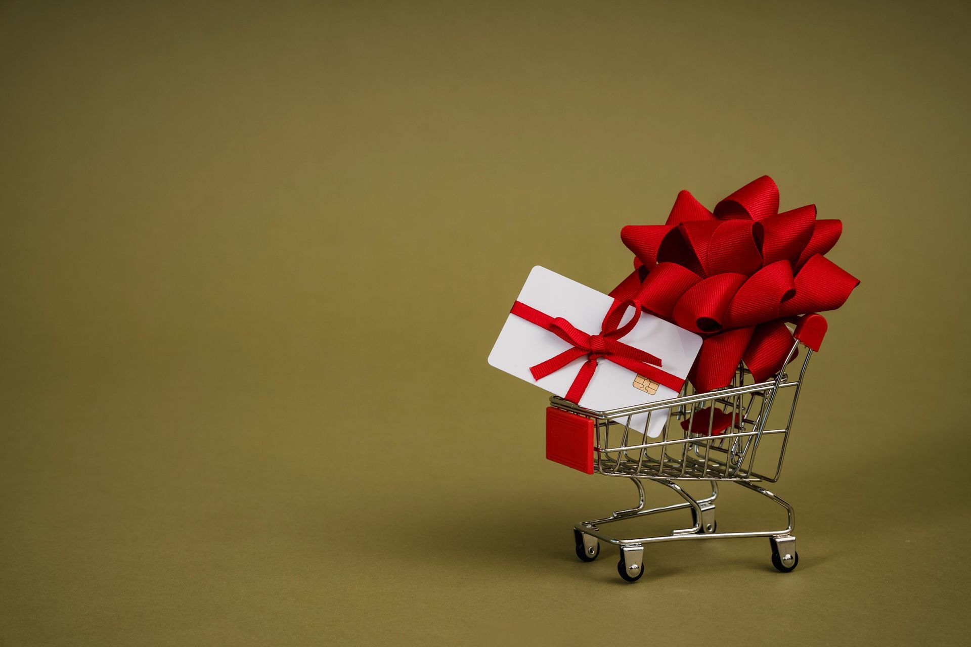Mini shopping cart containing a gift card 