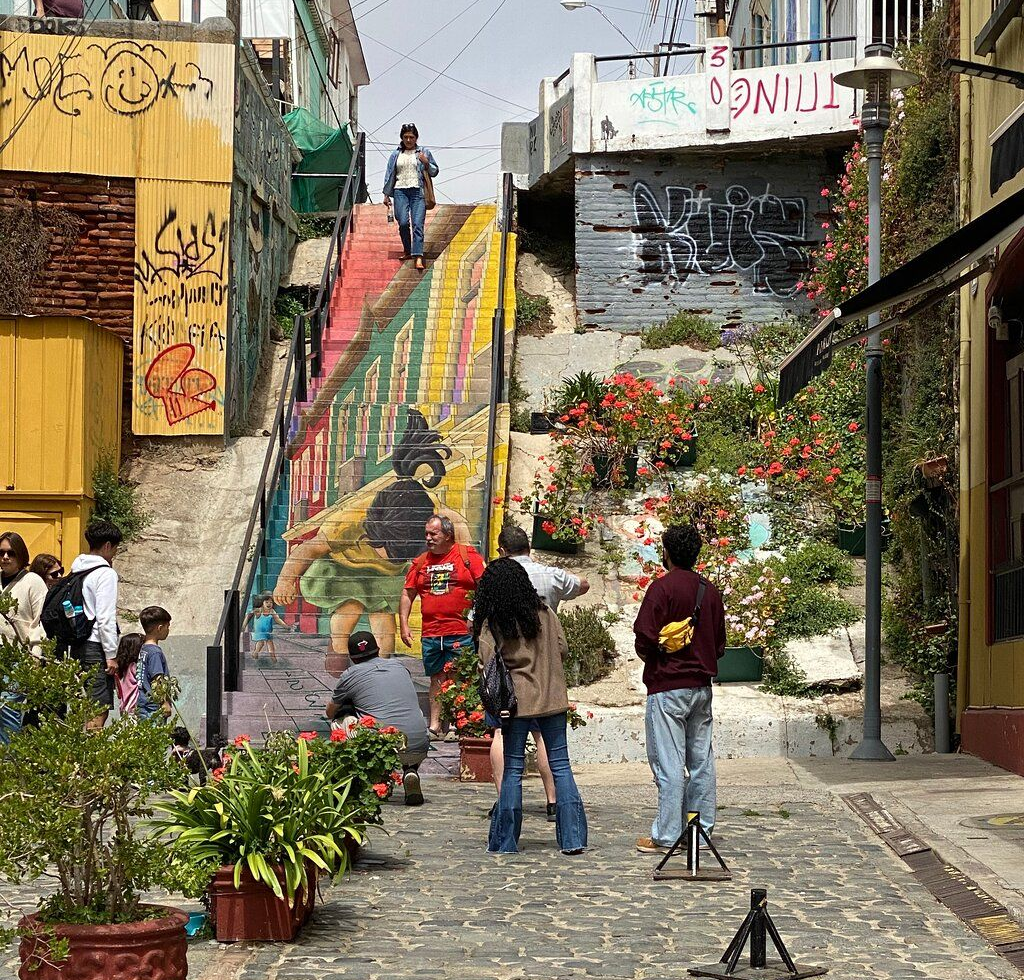 Cruise passengers walking through the colorful hills of Valparaíso’s UNESCO area.