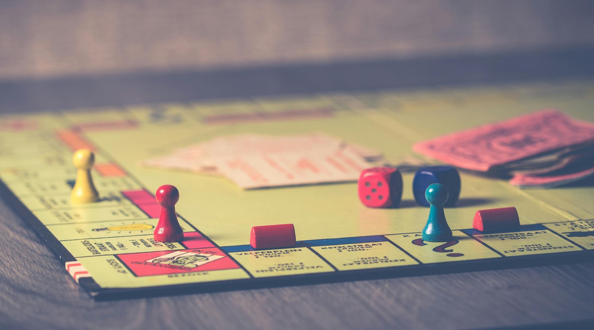 Een close-up van een bordspel op een houten tafel.