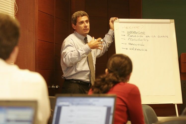 Un hombre está dando una presentación a un grupo de personas.