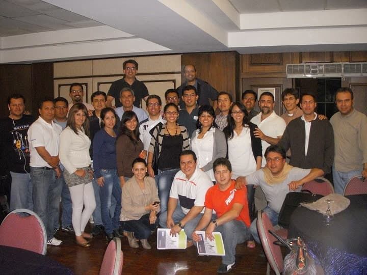Un grupo de personas posando para una foto en una habitación.