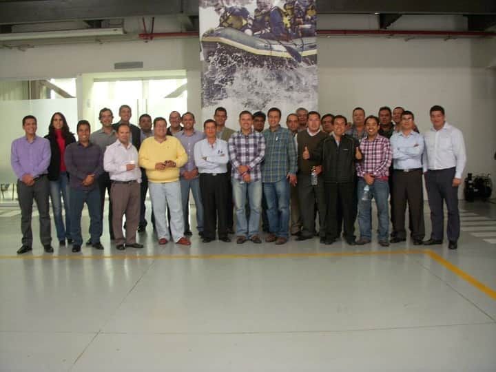 Un grupo de hombres posa para una fotografía en una habitación.