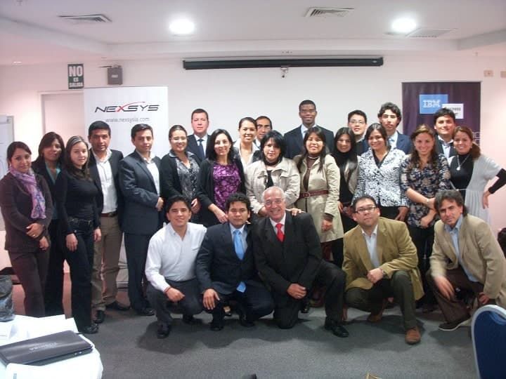 Un grupo de personas posando para una foto frente a un cartel que dice nexeye