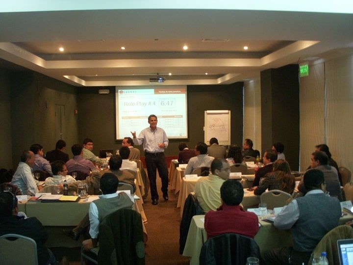 Un hombre está dando una presentación a un grupo de personas.