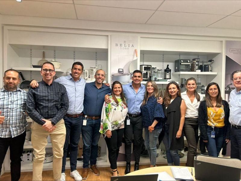 Un grupo de personas posa para una fotografía en una habitación.