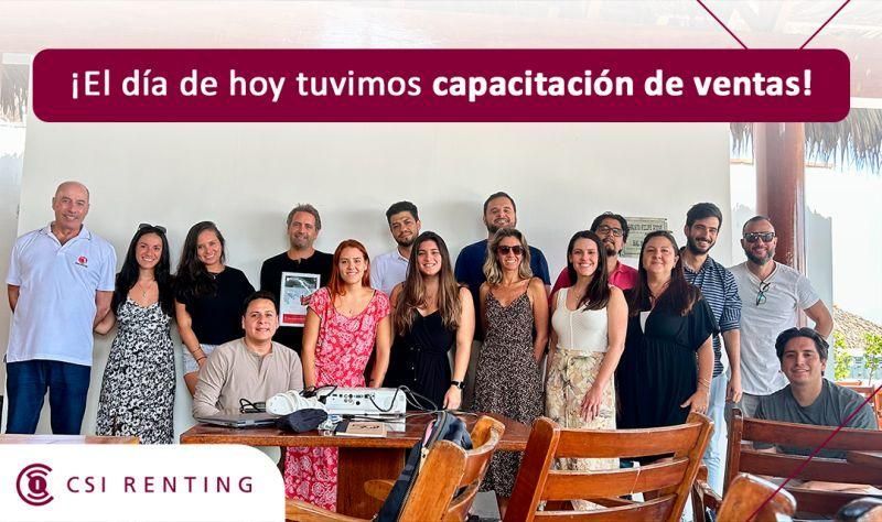Un grupo de personas posan para una foto en español.