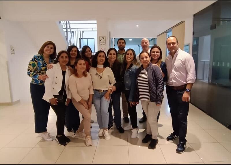 Un grupo de personas posando para una foto en un pasillo.