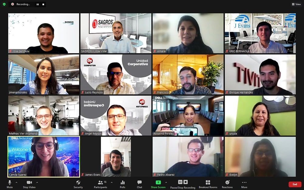 Un grupo de personas está realizando una videollamada en la pantalla de una computadora.