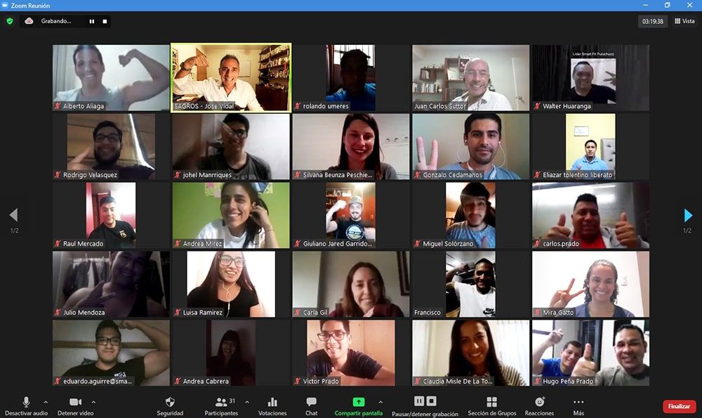Un grupo de personas está realizando una videollamada en la pantalla de una computadora.