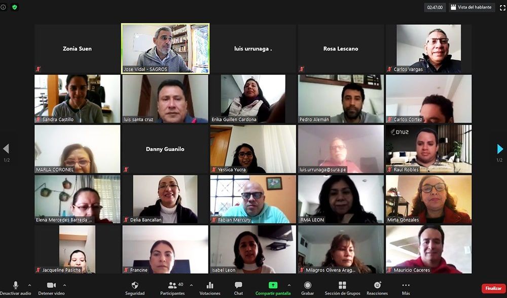 Un grupo de personas está realizando una videollamada en la pantalla de una computadora.