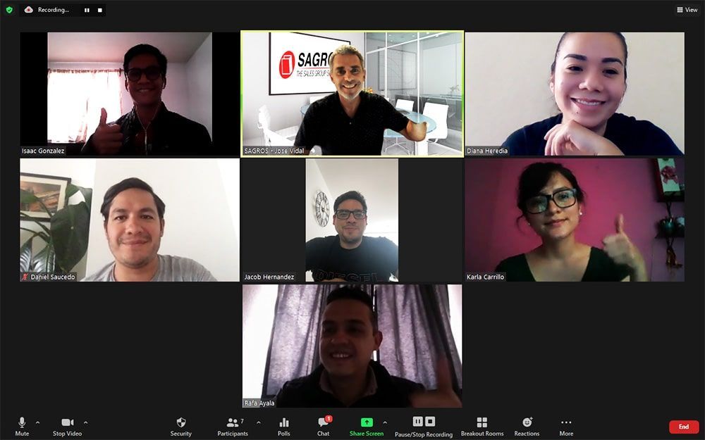 Un grupo de personas está realizando una videollamada en la pantalla de una computadora.