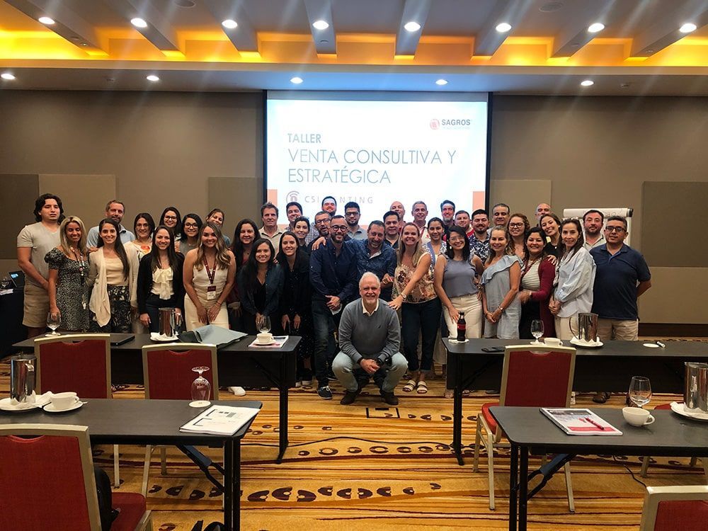 Un grupo de personas posa para una fotografía en una sala de conferencias.