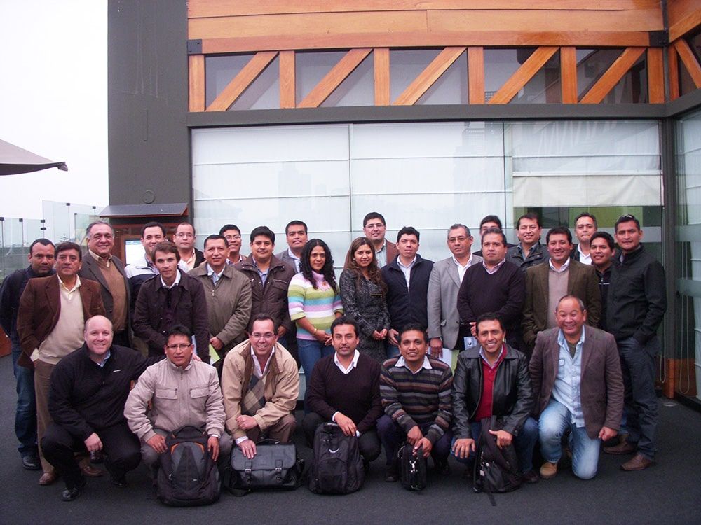 Un grupo de personas posando para una foto frente a un edificio.