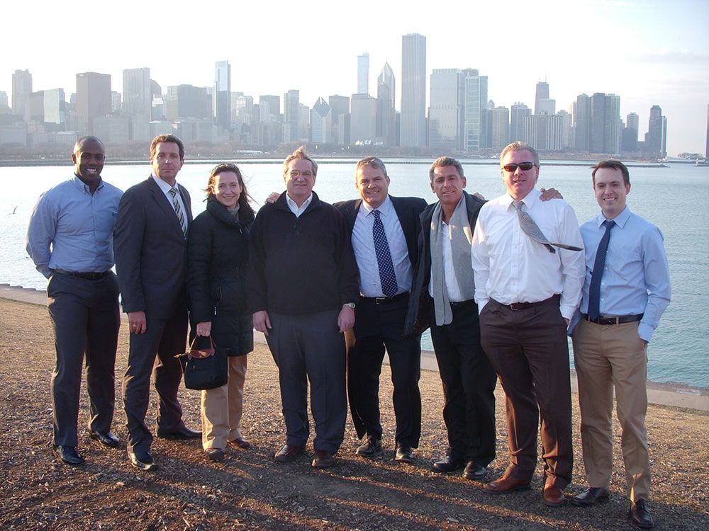 Un grupo de personas posando para una foto frente al horizonte de una ciudad.