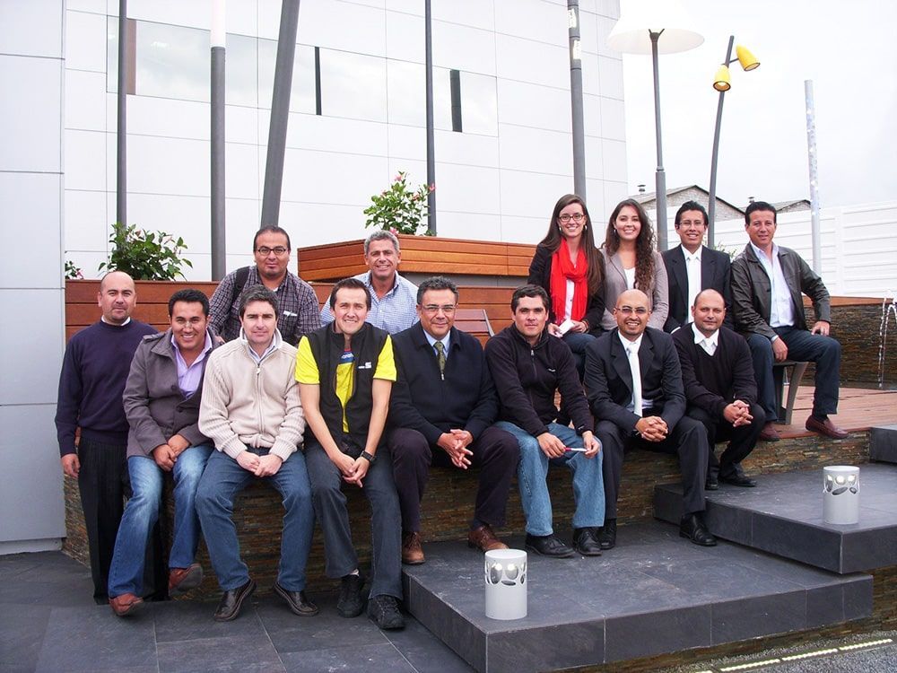 Un grupo de personas posando para una foto frente a un edificio.