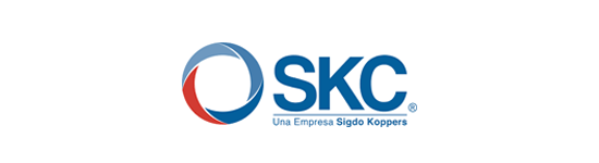 Un logotipo azul y rojo de skc sobre un fondo blanco.