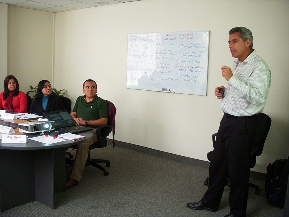 Un hombre está dando una presentación a un grupo de personas.