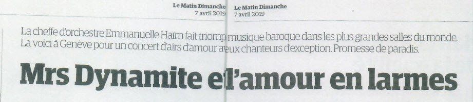 Titre d'un article de journal : « Mme Dynamite et l'amour en larmes ». Au-dessus, une ligne de texte et le titre du journal.