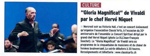 Le chef d'orchestre Hervé Niquet dirige un chœur et un orchestre dans une interprétation du « Gloria Magnificat » de Vivaldi.