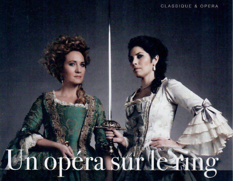 Deux femmes en costumes historiques tenant une épée. En bas, on peut lire « Un opéra sur le ring ».