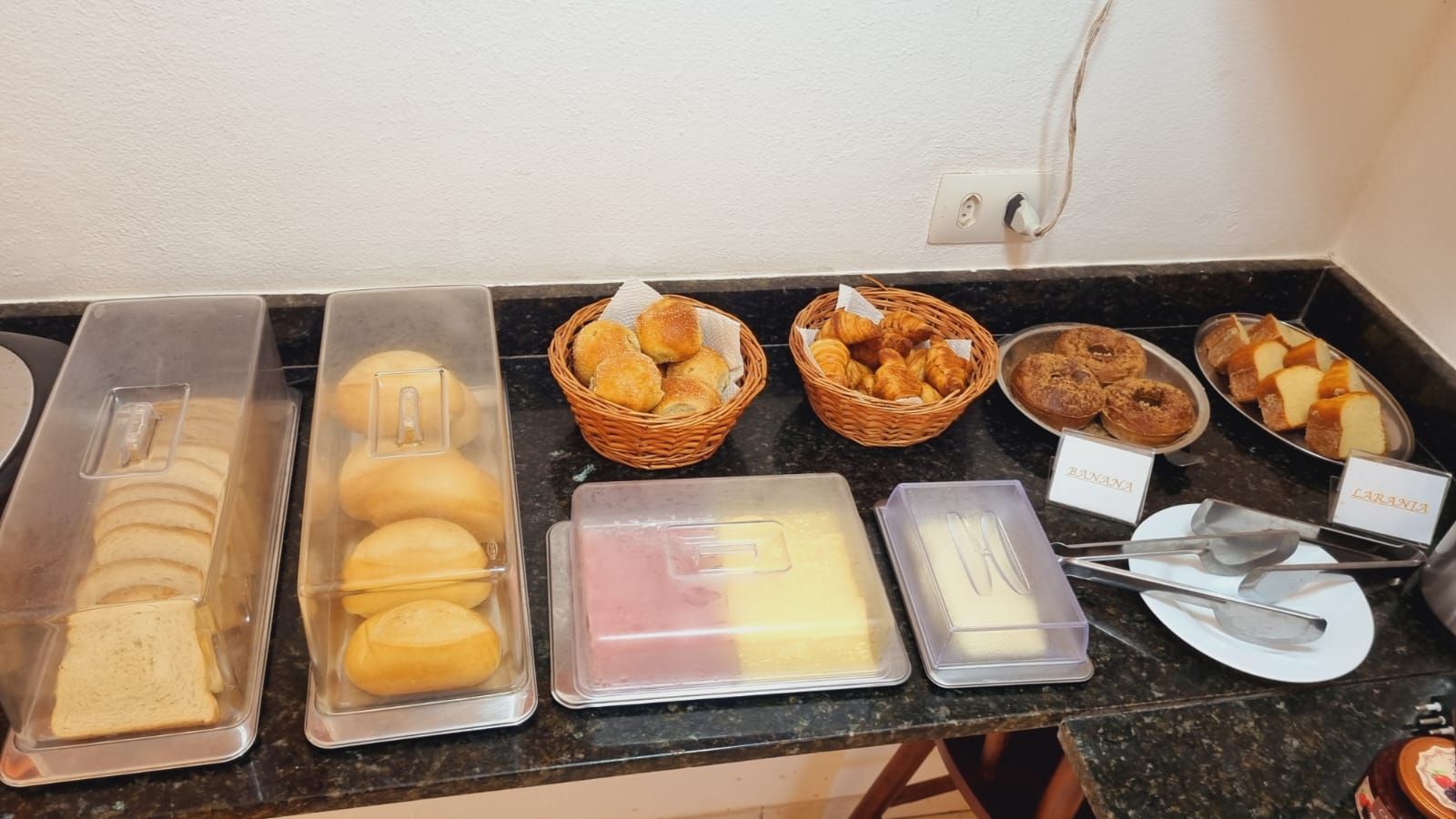 Há muitos tipos diferentes de comida no balcão. Cantinho da Melão