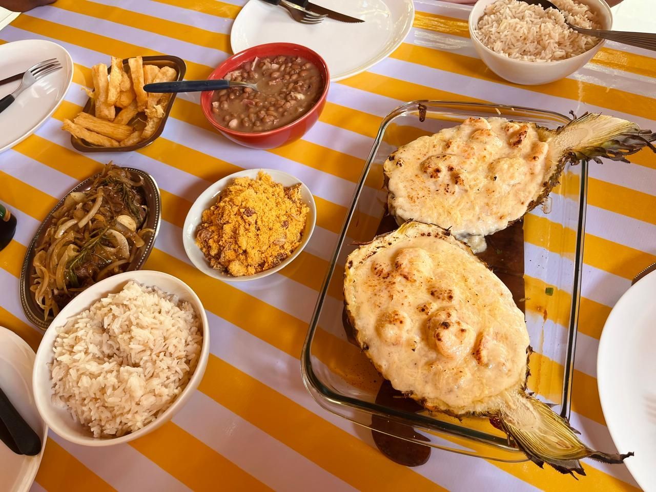 Uma mesa com pratos e tigelas de comida sobre ela Cantinho da Melão