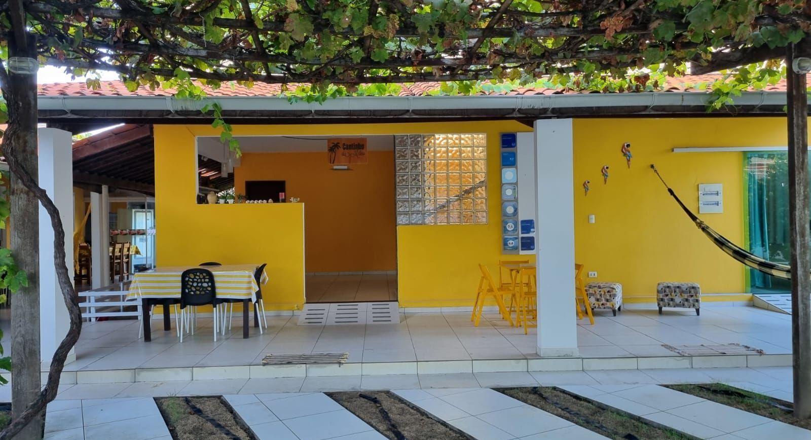 Um corredor com uma foto dos Beatles na parede Pousada Cantinho da Melão