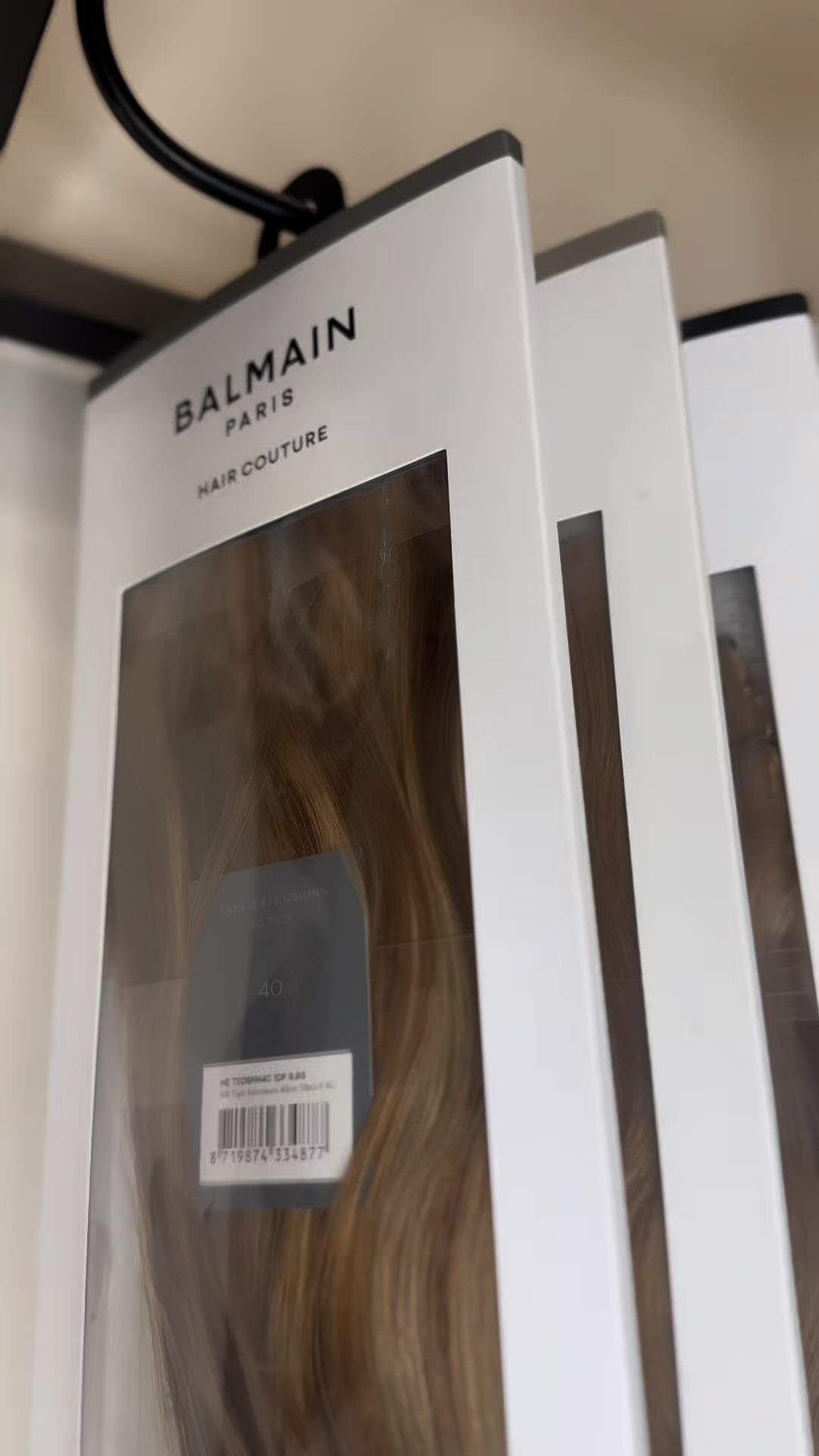 Una pila di extension per capelli Balmain una sopra l'altra.