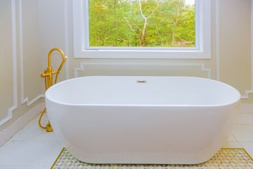 a bath tub on a bathroom