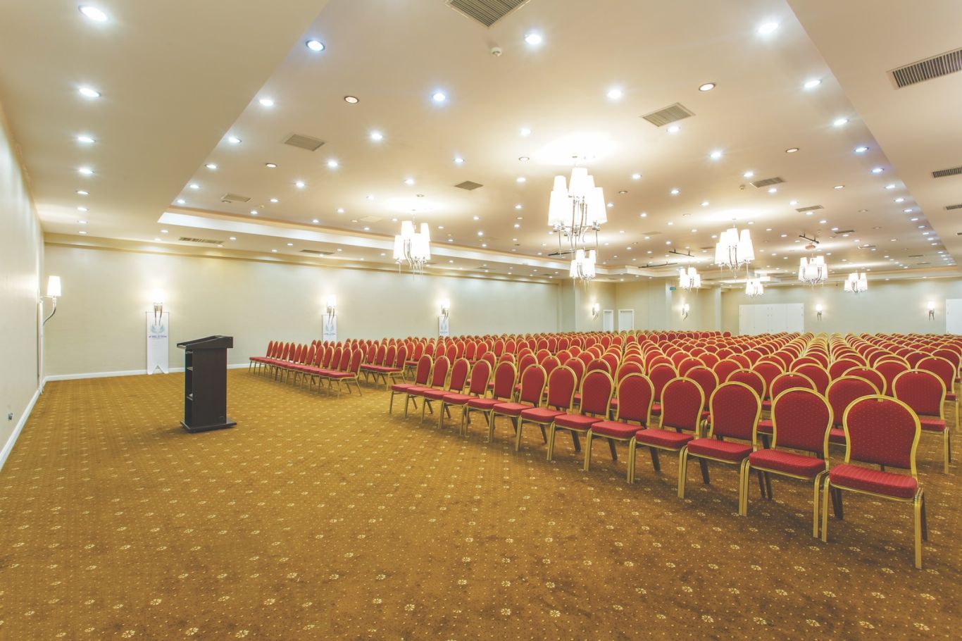 Falcon Hotel Antalya’ya ait otel odaları, restoranlar, açık havuz, plaj, spa ve etkinlik alanları