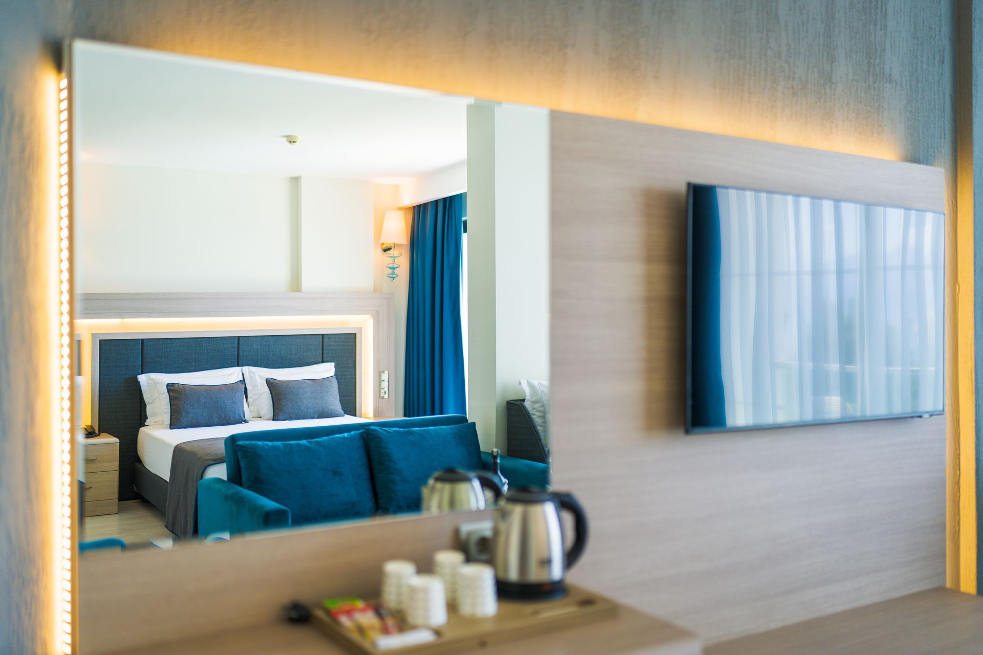 Falcon Hotel’de deniz manzaralı, modern ve konforlu otel odası