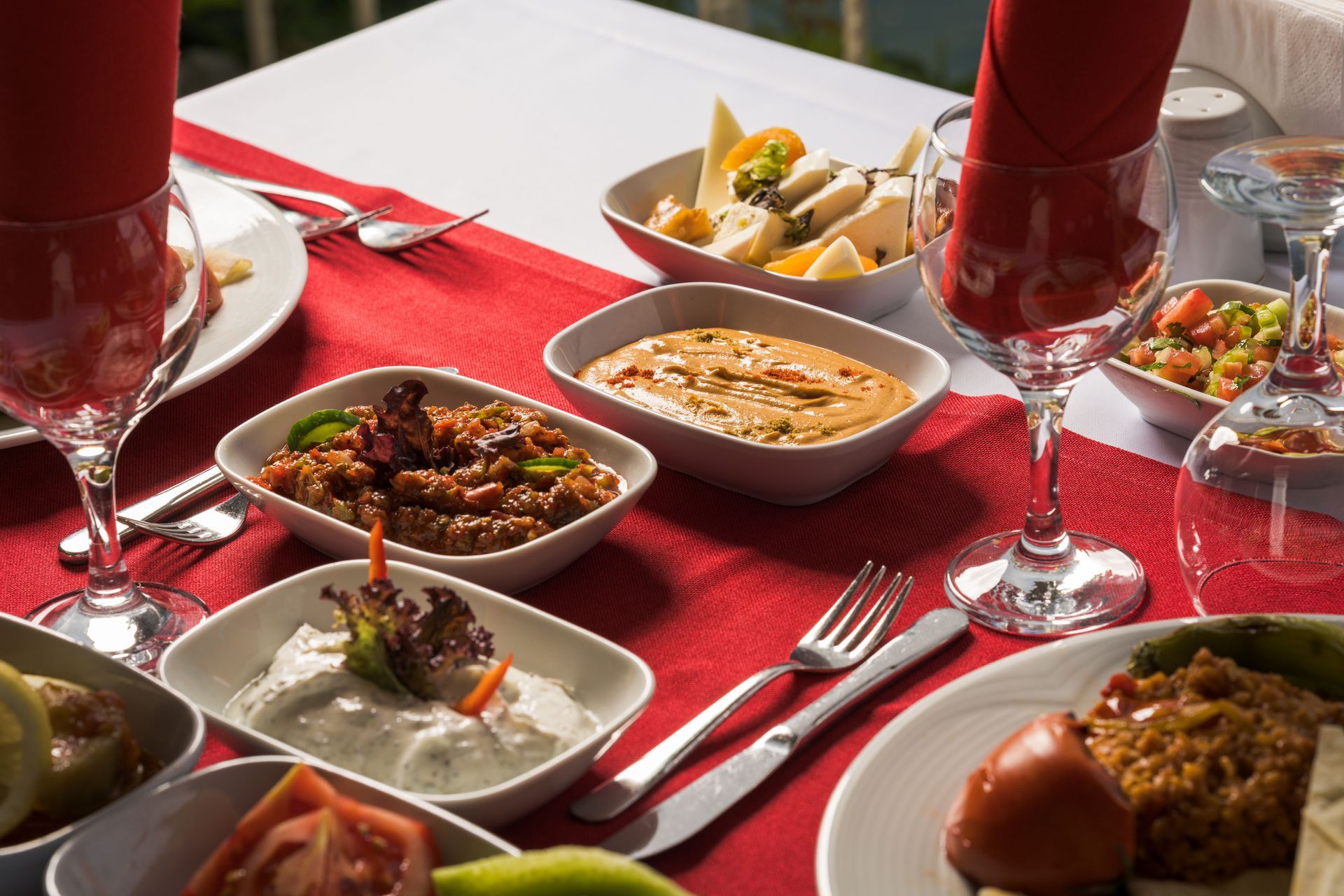 Falcon Hotel Antalya’ya ait otel odaları, restoranlar, açık havuz, plaj, spa ve etkinlik alanları