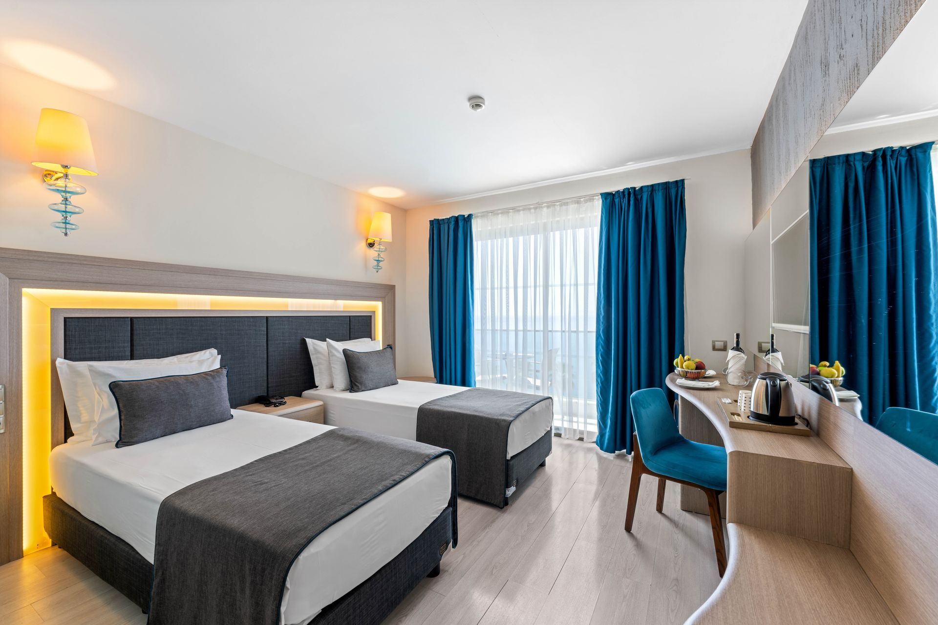 Falcon Hotel | Deniz Manzaralı Oda