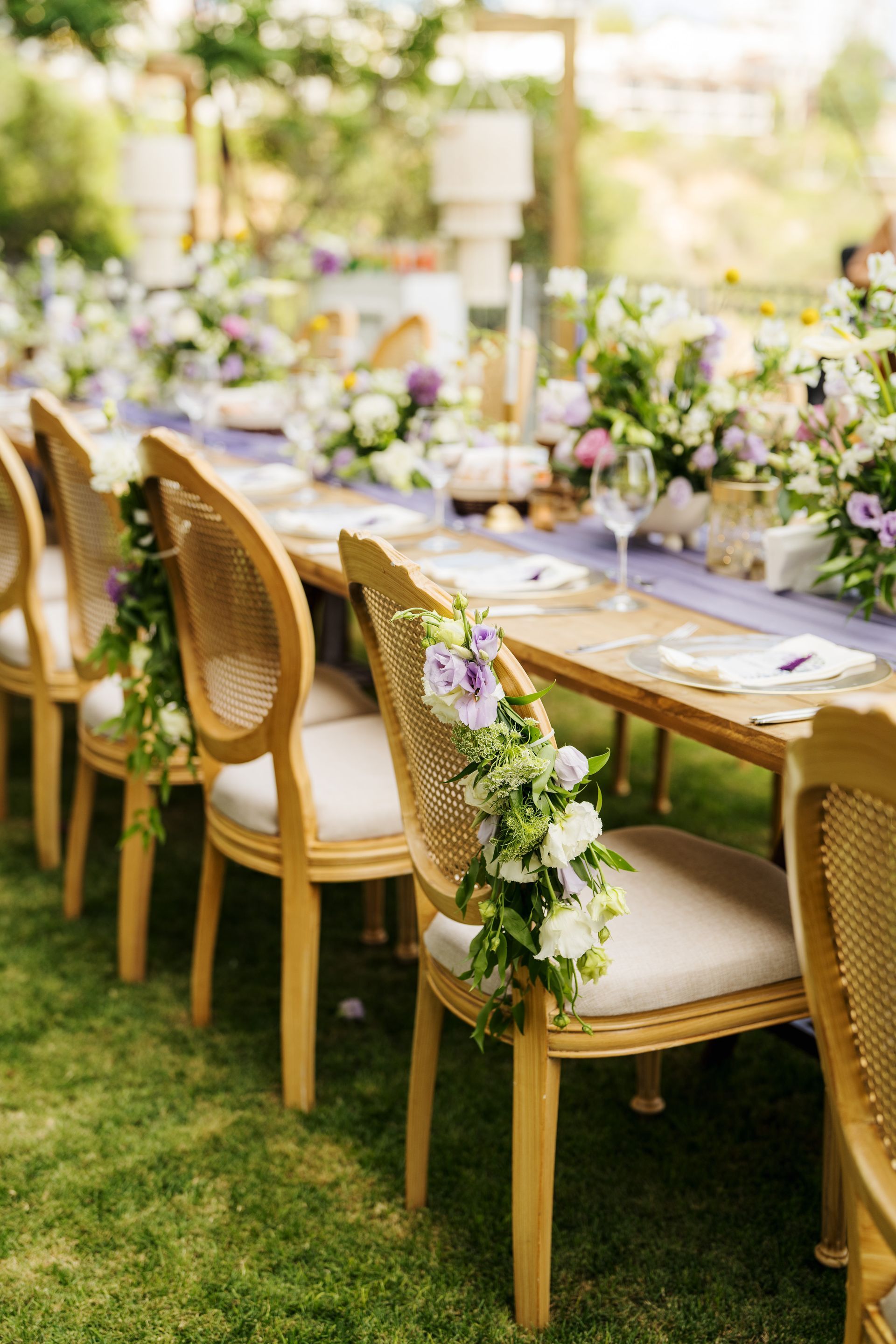 Falcon Hotel bahçesinde çiçeklerle süslenmiş açık hava düğün masası düzeni